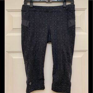 ATHLETA Capri Legging Back Zipper Pocket Size M